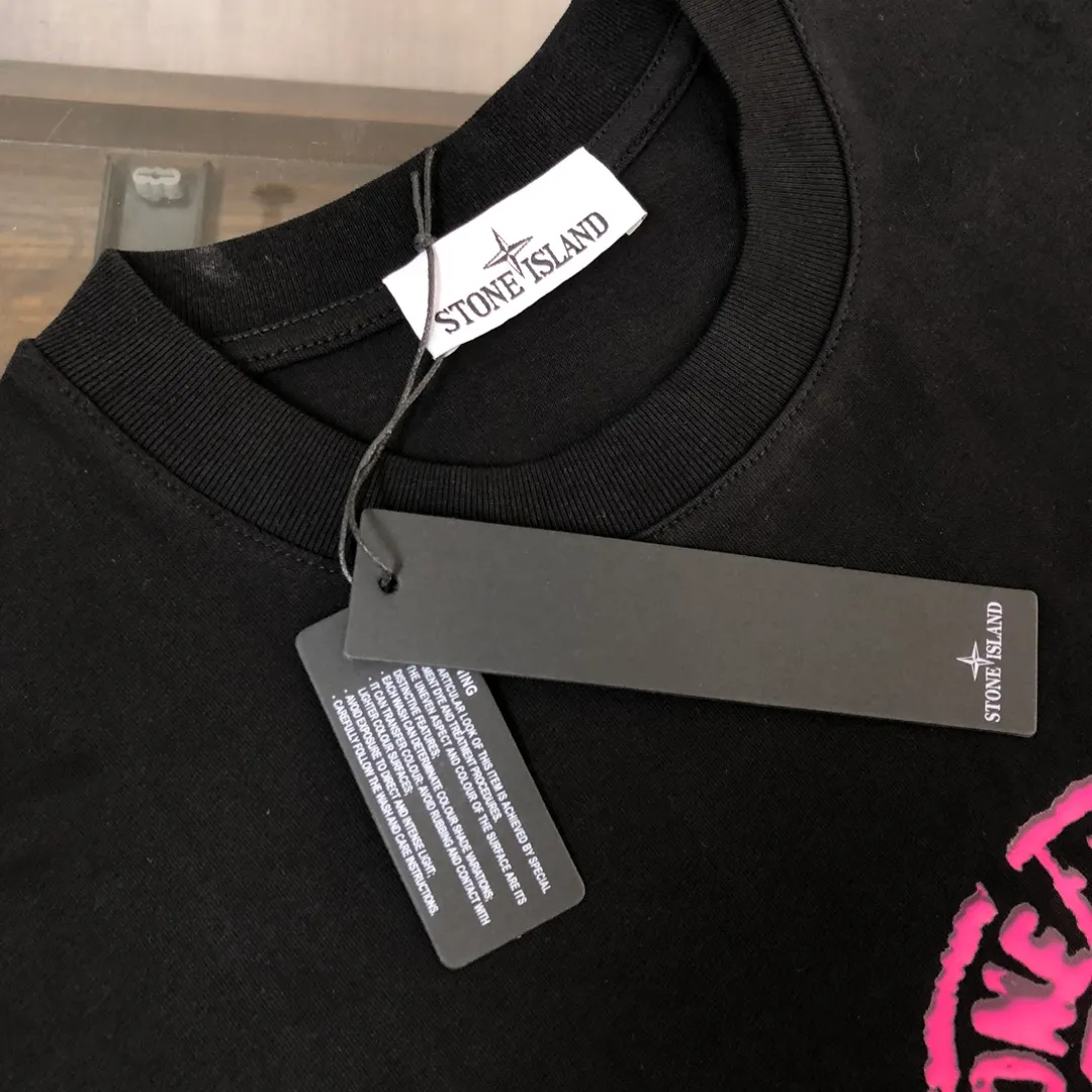 P180 Stone Island Stone Island 2025 latest T-shirt, couple style ~ Original order, stylish and casual short T-shirt, specially made of customized cotton fabric ~ Cotton T-shirt ~ Pre-washed to prevent deformation and shrinkage problem, more comfortable and breathable on the body ~ All available from stock ~ Unique design style, trendy must-have item, complete with three standards 👍 Color: black/white Size: S M L XL (larger version, please indicate your height and weight when placing an order)